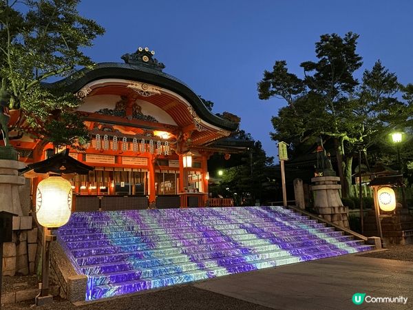京都伏見稻荷神社，除了連綿的紅色鳥居外，晚上還有燈光秀。