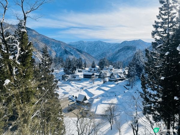 冬日之中部，白雪皚皚，在雪松和古村間以腳步丈量冰冷天地，每一...