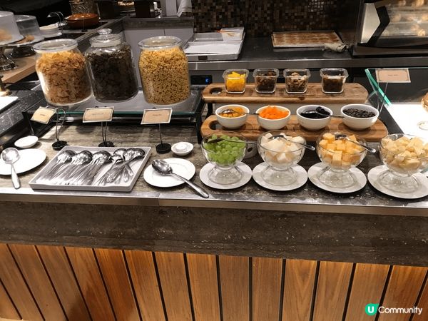 酒店設施齊備，自助早餐和晚餐，款式多樣，任人客選擇。