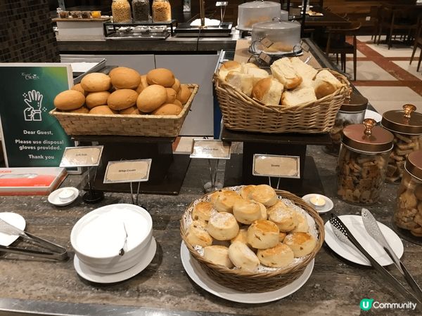 酒店設施齊備，自助早餐和晚餐，款式多樣，任人客選擇。