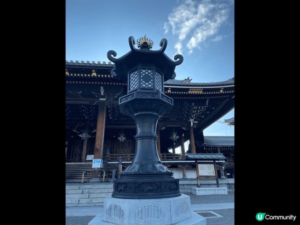 東本願寺位於鄰近京都車站的烏丸六條。以世界最大規模的木造建築...