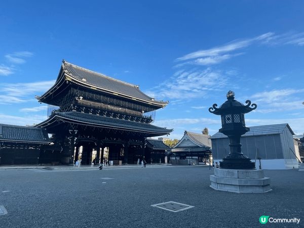 東本願寺位於鄰近京都車站的烏丸六條。以世界最大規模的木造建築...