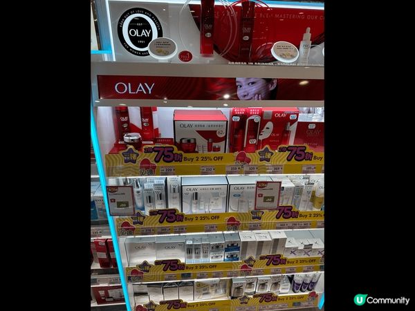 用完美妝好物，不忘在生活中打卡留念，當然要穿露背裝好好展現身...