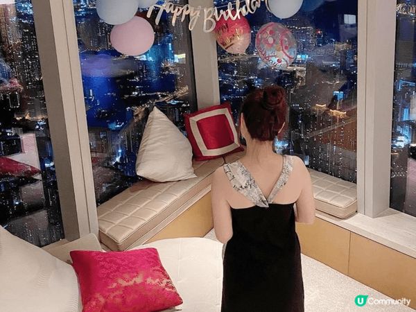 用完美妝好物，不忘在生活中打卡留念，當然要穿露背裝好好展現身...