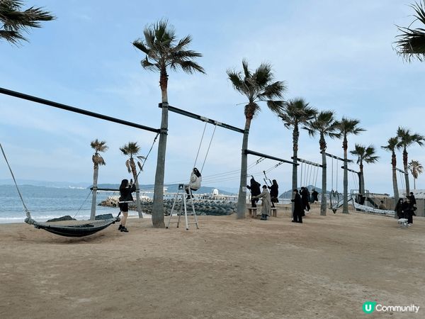 福岡糸島附近嘅二見浦夫婦岩係當地打卡熱點，岩石喺海中用繩綁住...