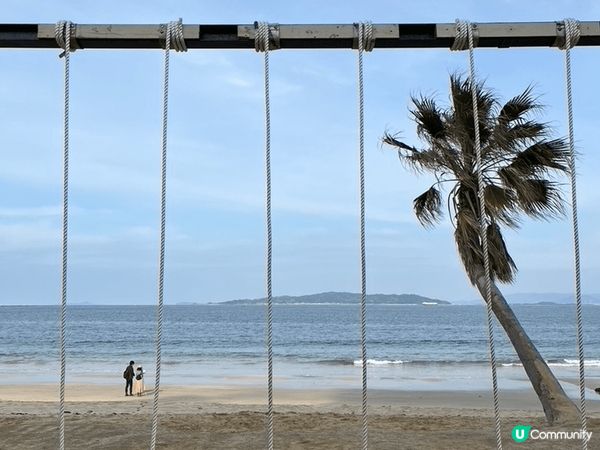 福岡糸島附近嘅二見浦夫婦岩係當地打卡熱點，岩石喺海中用繩綁住...