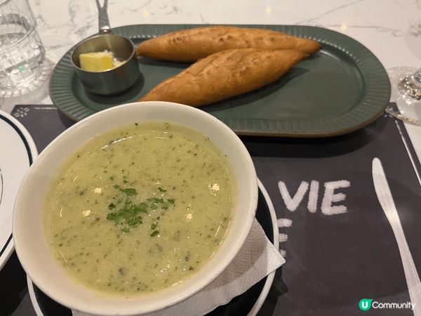 Odelice 位於沙田新城市廣場嘅分店採用了半開放式設計，...