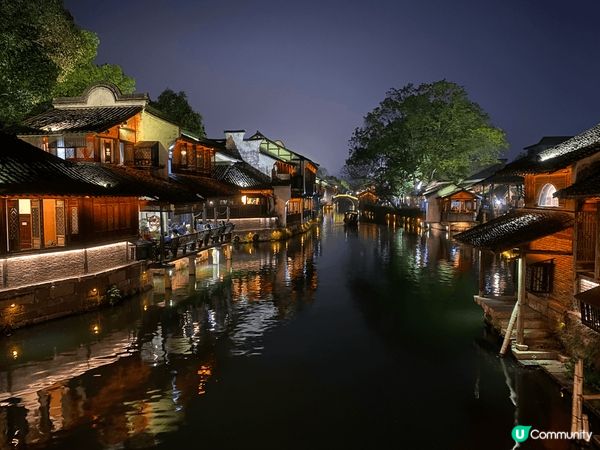 杭州烏鎮，晚上的景色完全截然不同，燈光色彩與湖面的映照素造出...