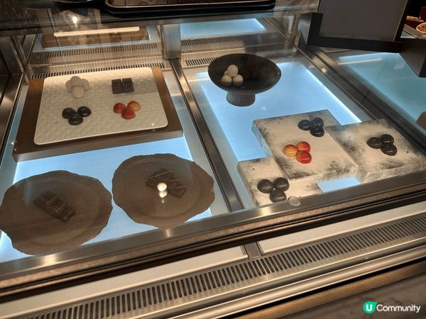 饗A Joy，全台最貴自助餐！位置在101裡面的餐廳，由於海...