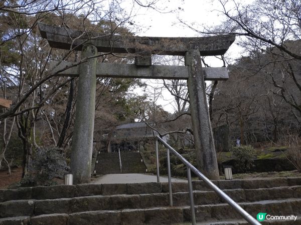 神社鳥居建築宏偉，清靜。遠觀高達，高大，氣勢仍迫人。