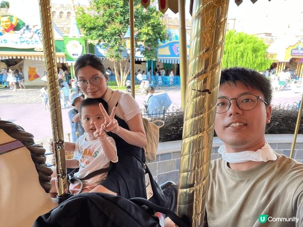 這些相片記錄了兒子第一次到香港迪士尼遊玩的花絮，兒子最喜歡玩...