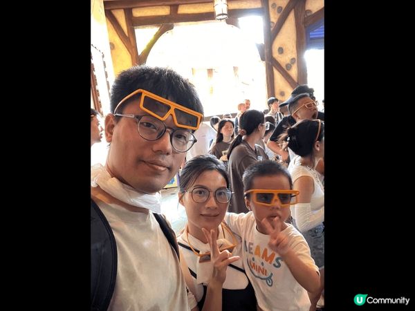 這些相片記錄了兒子第一次到香港迪士尼遊玩的花絮，兒子最喜歡玩...