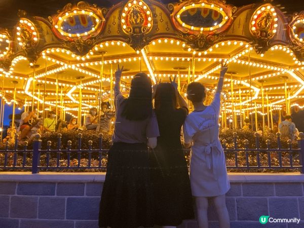 香港迪士尼的城堡和旋轉木馬是每一次到訪迪士尼都必去的地方打卡...