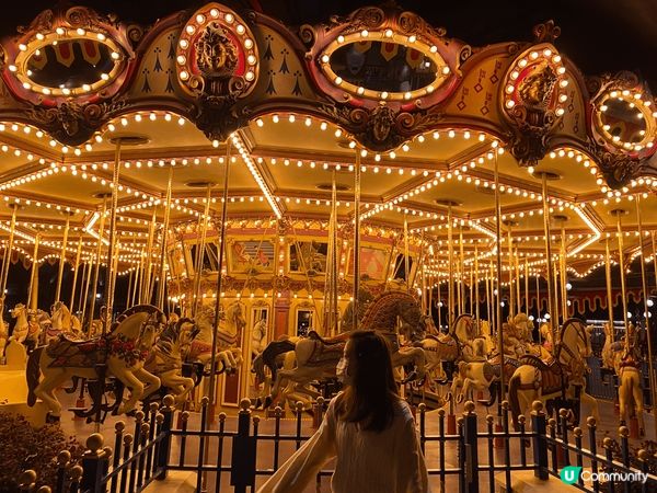 香港迪士尼的城堡和旋轉木馬是每一次到訪迪士尼都必去的地方打卡...