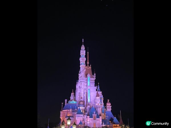 香港迪士尼的城堡和旋轉木馬是每一次到訪迪士尼都必去的地方打卡...