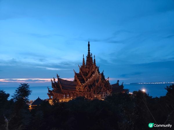 真理寺是位於芭提雅的世界最大木雕佛教建築物，規模浩大與施工精...