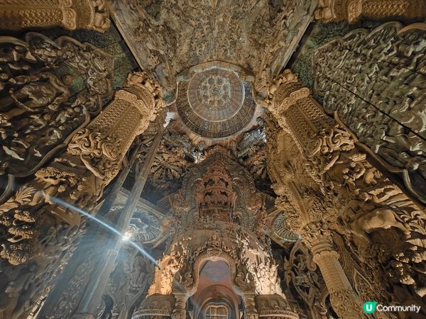 真理寺是位於芭提雅的世界最大木雕佛教建築物，規模浩大與施工精...