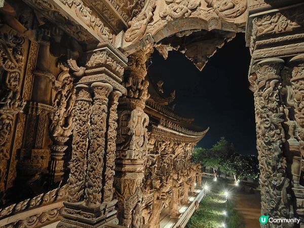 真理寺是位於芭提雅的世界最大木雕佛教建築物，規模浩大與施工精...