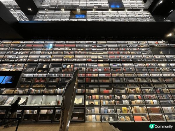 雅昌（深圳）藝術中心位於深圳市南山區，是全球首創的博物館式藝...