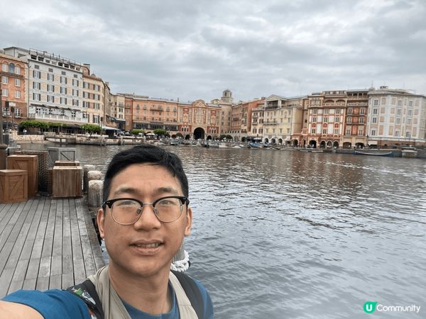 東京迪士尼是一個夢幻的樂園，充滿了歡樂與魔法。無論是可愛的角...