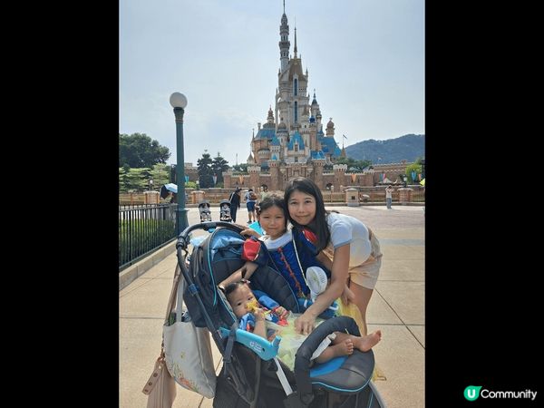 十分喜歡香港迪士尼樂園，妹妹剛剛出世，家姐第一次和妹妹一齊到...