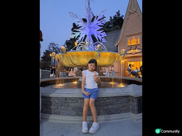 十分喜歡香港迪士尼樂園，妹妹剛剛出世，家姐第一次和妹妹一齊到...