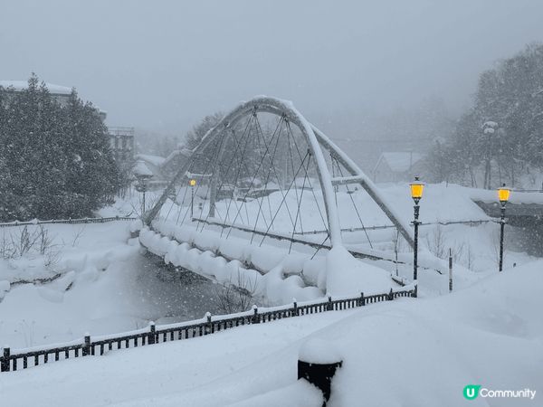 我喜歡北海道白鬚瀑布這個景點的原因是它在冬日展現出的超凡脫俗...