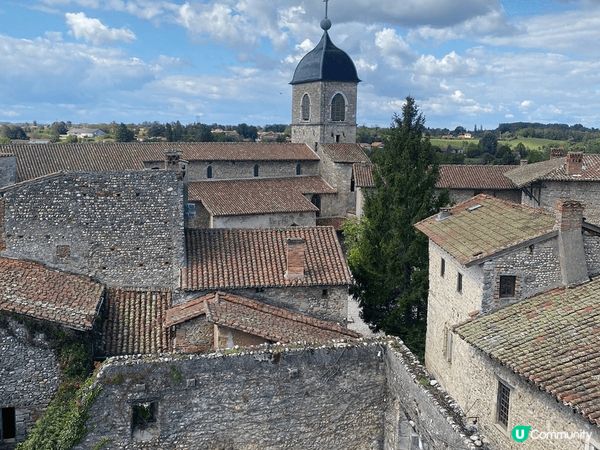 天色氣朗，寧靜的街道，古舊的建築物，讓我感到身心舒暢，洗滌了...