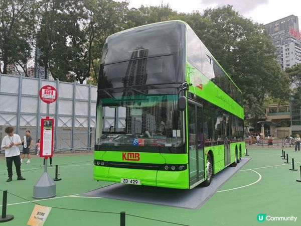 國慶75周年巴士巡遊暨展覽回顧巴士在公共交通系統重要角色，八...