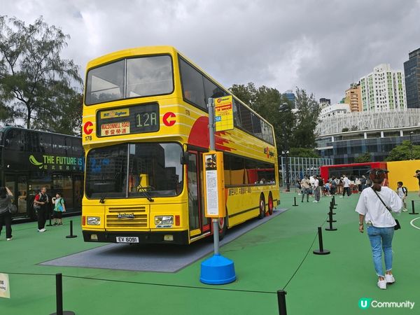 國慶75周年巴士巡遊暨展覽回顧巴士在公共交通系統重要角色，八...