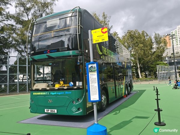 國慶75周年巴士巡遊暨展覽回顧巴士在公共交通系統重要角色，八...