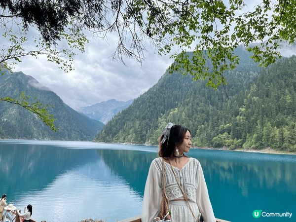 9月去的四川九寨溝縣，真係見過有史以來最綠既湖，好靚，勁大既...