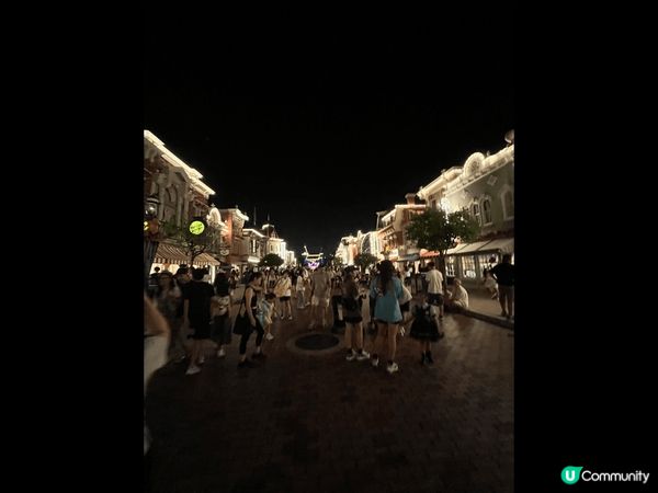 迪士尼很有夢幻感覺，猶如踏進了童話故事中?樣。