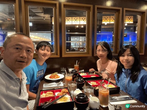 這是日本鐵路造型的親子餐廳， 坐在火車車箱，窗口有營光幕播放...