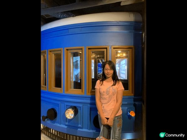 這是日本鐵路造型的親子餐廳， 坐在火車車箱，窗口有營光幕播放...