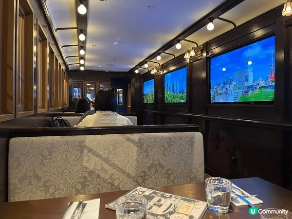 這是日本鐵路造型的親子餐廳， 坐在火車車箱，窗口有營光幕播放...