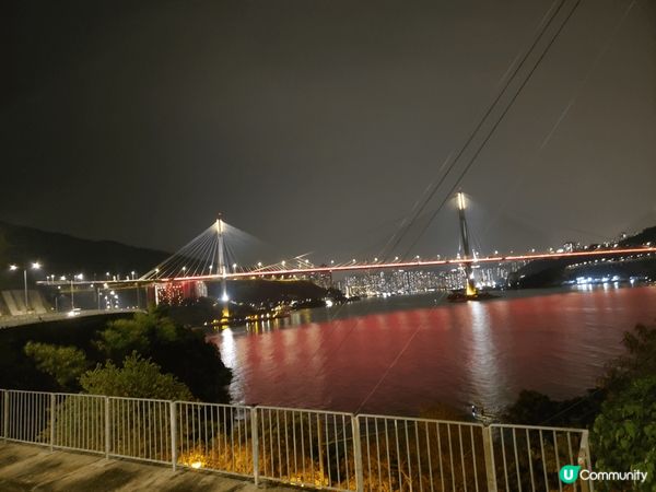 青馬大橋夜景，因大夜，觀景台已關，但沿路亦可欣賞美景，有另一...