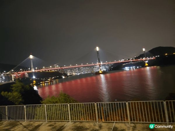 青馬大橋夜景，因大夜，觀景台已關，但沿路亦可欣賞美景，有另一...