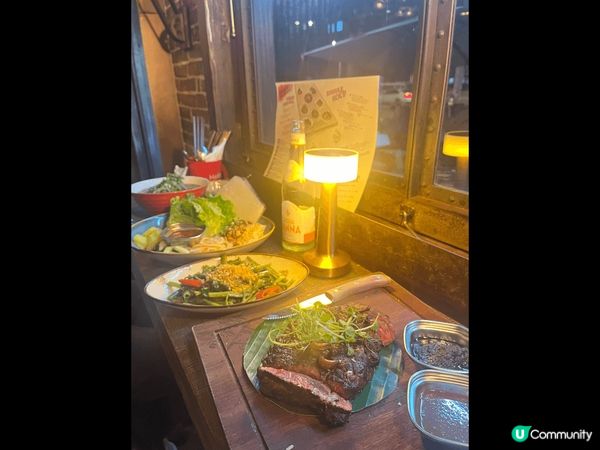 尖東海旁永安廣場地下有一整排酒吧餐廳，平日晚市都相當爆場，無...