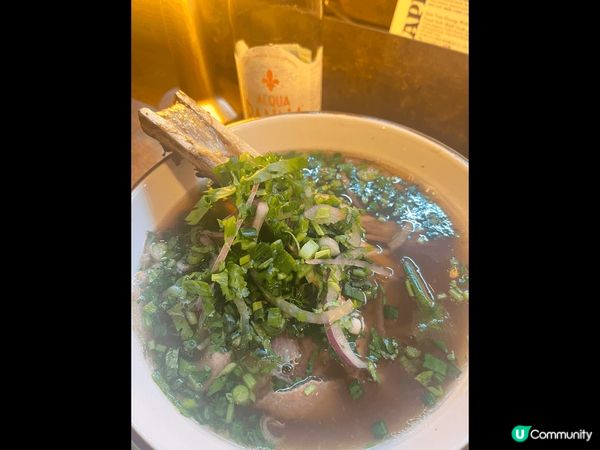 尖東海旁永安廣場地下有一整排酒吧餐廳，平日晚市都相當爆場，無...