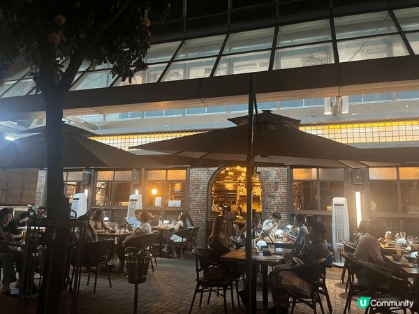 尖東海旁永安廣場地下有一整排酒吧餐廳，平日晚市都相當爆場，無...