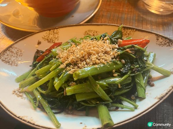 尖東海旁永安廣場地下有一整排酒吧餐廳，平日晚市都相當爆場，無...