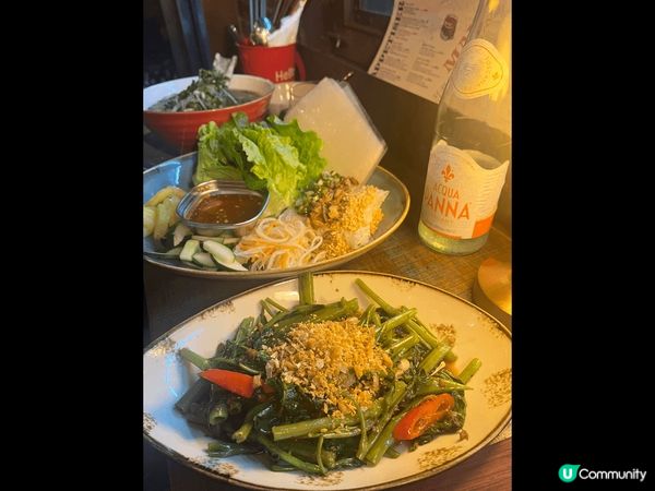 尖東海旁永安廣場地下有一整排酒吧餐廳，平日晚市都相當爆場，無...