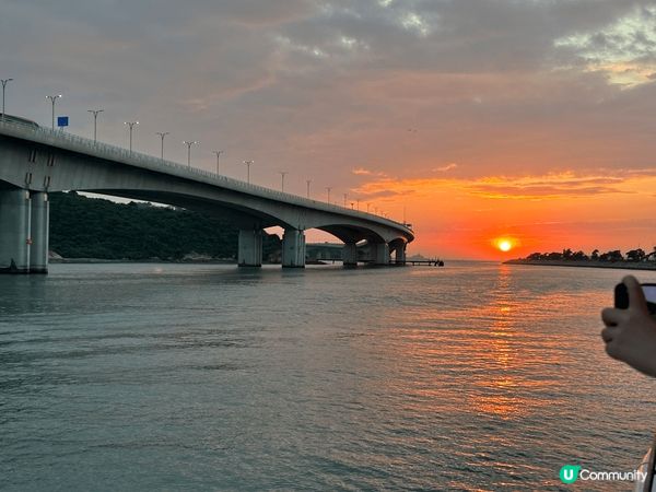 東涌坐船入大澳，看見美麗夕陽，大大個鹹蛋黃，重睇到飛機降落香...