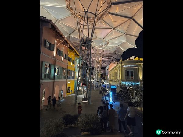 由昔日貨櫃碼頭演變而成的克拉碼頭，集購物餐飲及娛樂於一身。中...