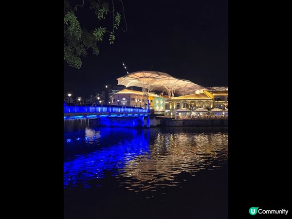 由昔日貨櫃碼頭演變而成的克拉碼頭，集購物餐飲及娛樂於一身。中...