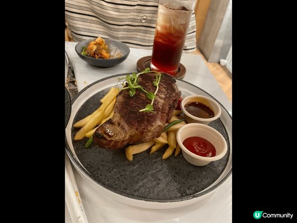 西餐，牛扒5成熟，咬一口滿滿的肉汁流出，令到齒頰留香，配上炸...