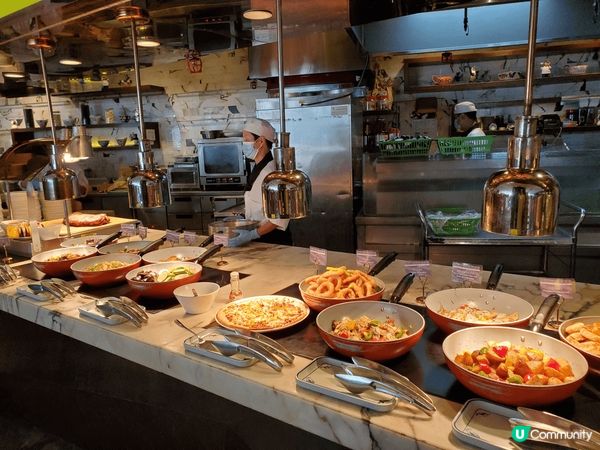午餐自助Buffet，款式多，食物新鮮，又有班戟、甜品，仲可...