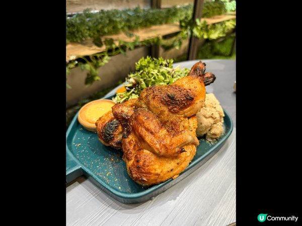 位於油麻地M1酒店的慢理牆城，店內裝修和佈置都很有特色，充滿...