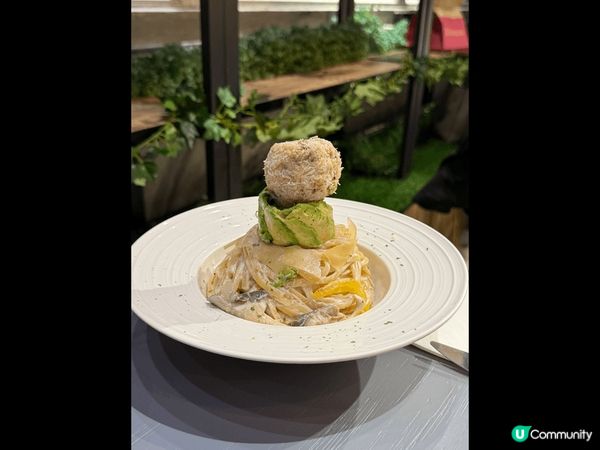 位於油麻地M1酒店的慢理牆城，店內裝修和佈置都很有特色，充滿...